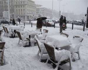 Європу завалило снігом: паралізовано аеропорти, скасовано заняття у школах