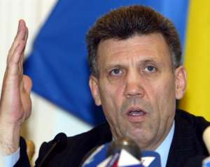 Кивалов говорит, что падение венка на Януковича - это выпад оппозиции против &amp;quot;регионалов