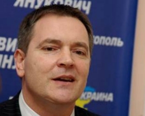 "Регіонал" натякнув, що "тупі" мітингувальники навіть не знають що таке вето