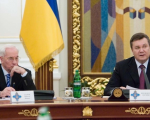 Янукович в Борисполе поговорил с Азаровым о Налоговом кодексе
