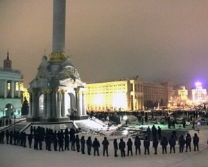 Милиция никого не пускает на Майдан, потому что там монтируют елку