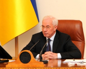 Азаров заборонив місцевій владі займатися політикою