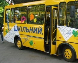 В Киеве провалился школьный автобус 