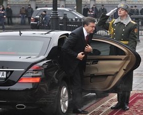 Янукович купив шість нових автомобілів за 2,4 млн грн