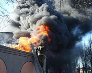 Розгневаные узбекские рабочие подожгли собственный завод и избили пожарников