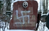 В Латвии еврейское кладбище разрисовали свастиками (ФОТО)