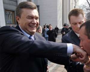 К приезду Януковича откапывали бордюры от снега 