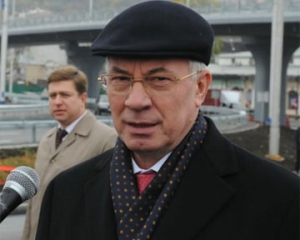 Азаров викине 300 мільйонів на літаки