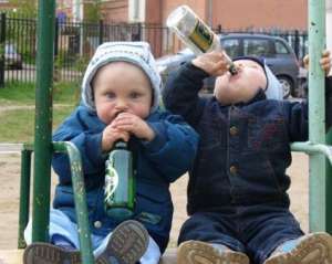 Українці починають курити у 16 років, пиячити - у 18