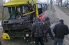 Водителя час вырезали из маршрутки после столкновения с троллейбусом (ФОТО)