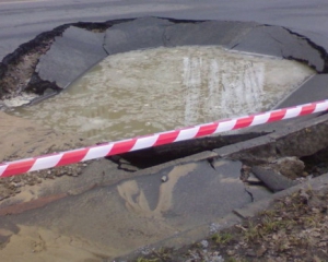 В центре Киеве автомобиль провалился в яму с кипятком: водитель получил ожоги 70% тела