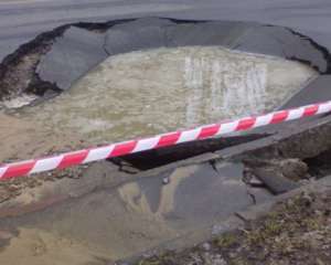 У центрі Києві авто провалилося у яму з окропом: водій отримав опіки 70% тіла
