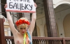 Активістка FEMEN зняла ліфчик, аби допомогти білорусам (ФОТО)