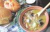 Зимний суп готовят из фасоли и колбасы