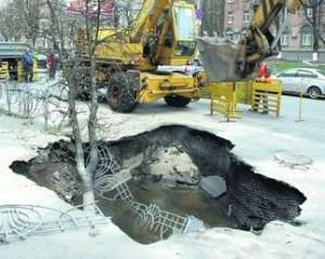В Киеве еще один мужчина упал в яму с кипятком