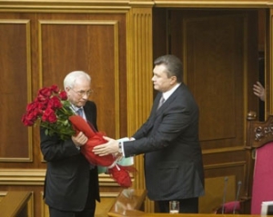 Янукович похвалив Азарова за &amp;quot;високі моральні якості&amp;quot; і назвав &amp;quot;зразком політика&amp;quot;