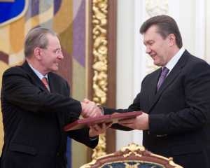 Янукович наградил Рогге орденом и рассказал об Олимпиаде в карпатах