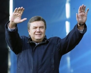 Янукович долго не мог зажечь свечу под главной елкой