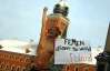 Роздягнену активістку FEMEN забрали з центру Варшави (ФОТО)