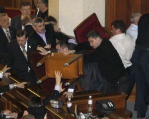Янукович не зрозумів з відео, хто кого бив у Раді