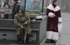 Діди Морози в жіночих халатах лякають дітей і заробляють по 500 грн (ФОТО)
