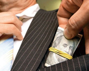 Украинцы дали более $1,5 млрд взяток в 2010 году