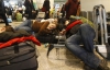 Тысячи людей спят на чемоданах, ожидая вылета из Домодедово (ФОТО)