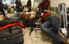 Тисячі людей сплять на валізах, очікуючи вильоту з Домодєдово (ФОТО)