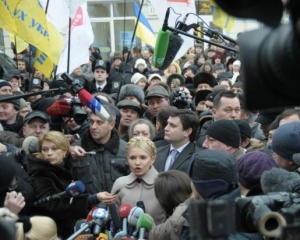 Тимошенко принесла Пшонці заяву про злочини Януковича