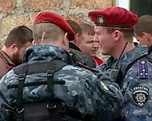 Офисы "Регионов " уже охраняют "беркутовцы"