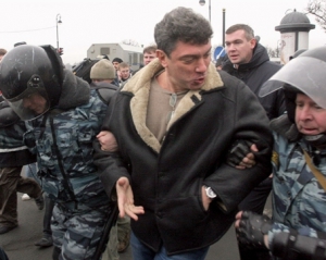 У СИЗО, куда бросили Немцова, задержали десятки его сторонников