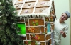 Рождественский дом украсили желейными конфетками