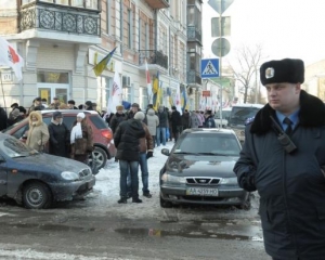 Возле Генпрокуратуры тимошенко ждут с плакатом &amp;quot;Спасибо за пенсии&amp;quot;