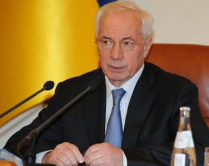 Азаров похвалился перед еврокомиссаром налоговым Майданом