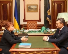 Янукович планирует освободить несовершеннолетних преступников по амнистии