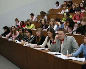 Азаров хоче змусити студентів відпрацьовувати державі витрати на навчання