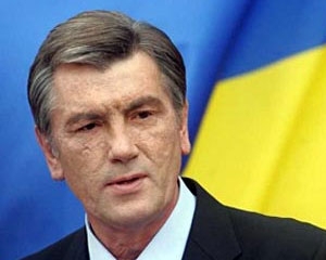Ющенко пришел в Генпрокуратуры. Его встретили обидными плакатами