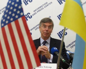 Ахметов подарил экс-послу США ручку