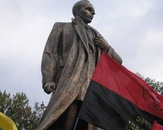 В Тернополе на памятнике Бандере допишут &amp;quot;Герой Украины&amp;quot;