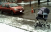 У Києві машина збила коляску з немовлям 