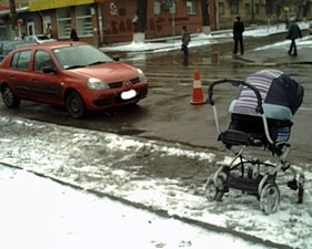 У Києві машина збила коляску з немовлям 