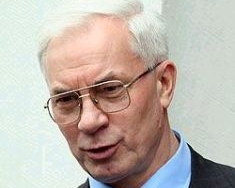 Азаров пообещал "переломить" экономику