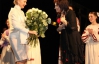 Білосніжна Тимошенко подарувала Матіос троянди (ФОТО)