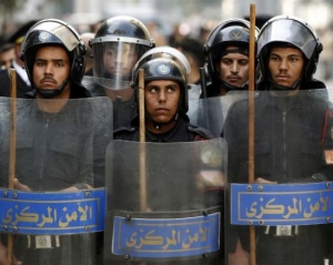 По демонстрантам в центре Каира стреляли снайперы