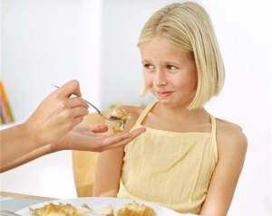 Лікарі радять не годувати дітей примусово