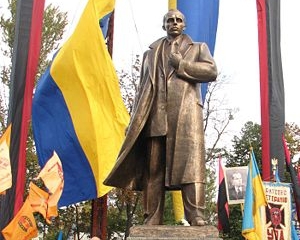 Львівська облрада закликала допомогти добудувати пам&#039;ятник Бандері 