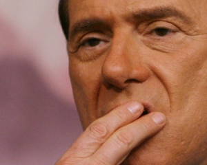 Женщины пообещали забросать особняк Берлускони трусиками