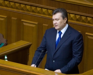 Янукович жалуется, что ему мешали работать