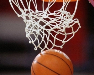 Спортсмен залетів у баскетбольне кільце разом з м&#039;ячем (ВІДЕО)