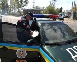 В Киеве ГАИшники пинками затолкали водителя к себе в машину 